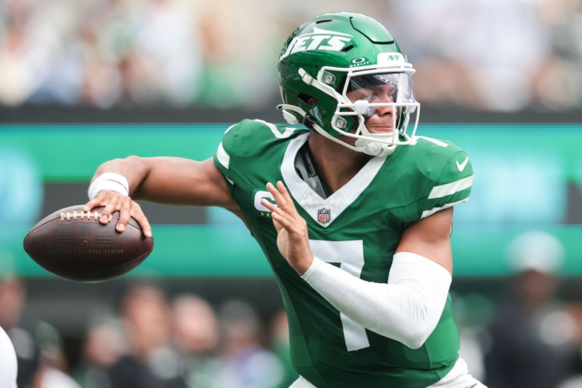 Justin Fields drops back to throw the ball.