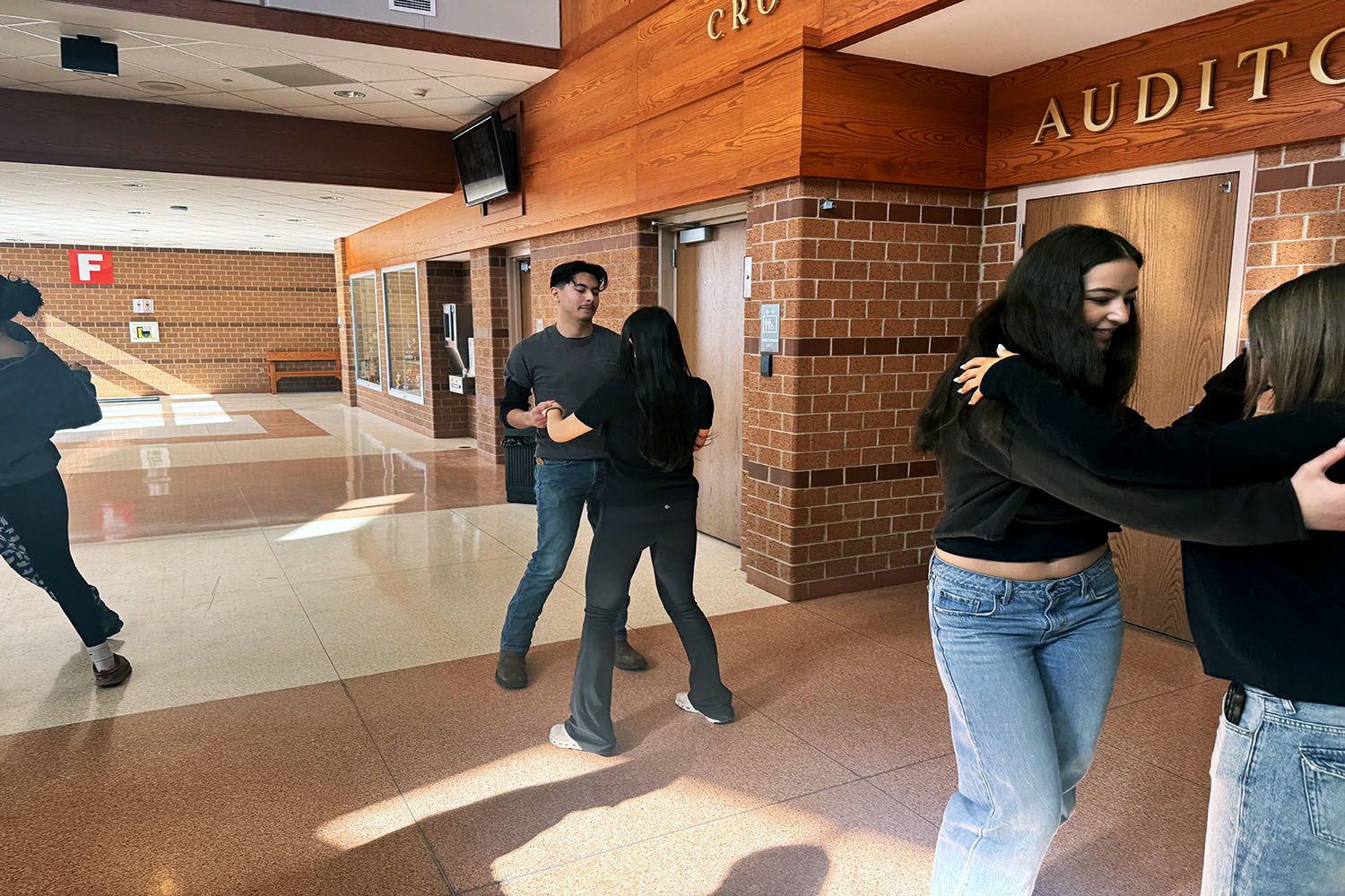 AP/DC Spanish 4 students learn how to dance